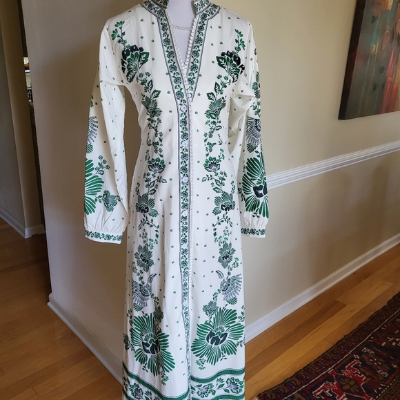 Outstanding green and white border print dress with Vneck button down the front - Picture 12 of 16